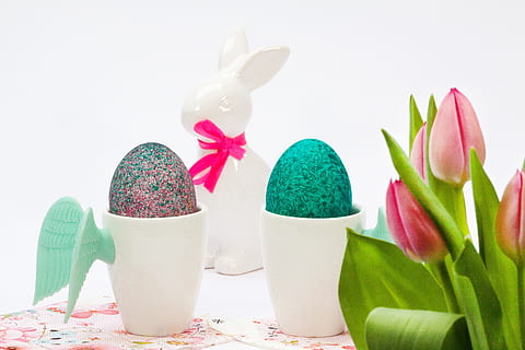 branco, cerâmica, estatueta de coelho, dois, decorações de ovo cinza e verde, alado, canecas, Páscoa, copo, asa, taças de ovo, buquê de tulipa, tulipa, Rosa, coelhinho da Páscoa, porcelana, laço, ovo, colori, colorida, ovos de pascoa, decorações de páscoa, personalizadas, Comida, hartgekocht, ovo pintado, Primavera, decoração, verde, turquesa, tolet, meister lampe, flor, planta com flores, plantar, natureza, celebração, cor rosa, beleza na natureza, dentro de casa, multi colorido, ninguém, frescura, ainda vida, feriado, tiro do estúdio, cor verde, fragilidade, fechar-se, cabeça de flor, 4K, CC0, domínio público, royalty free