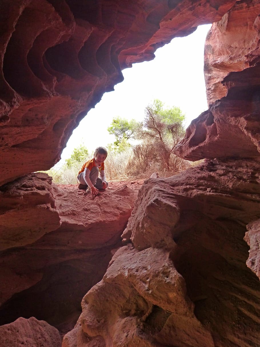 cova, gres vermell, nen, excursió, priorat, roques vermelles, textura, montsant, rock, formació de roca, rock - object, sòlid, persones reals, activitat d'oci, geologia, estils de vida, una persona, geografia física, naturalesa, dia, bellesa a la natura, aventura, escena no urbana, tranquil·litat, vacances, festa, viatjar, a l'aire lliure, erosionat, 4K