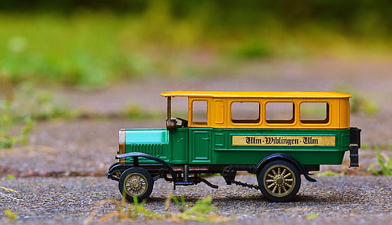 Bus, ein, Auto, Modell-, Oldtimer, Grün, Gelb, Transport, Transportart, grüne Farbe, Landfahrzeug, draußen, öffentliche Verkehrsmittel, Transportmittel, Kraftfahrzeug, Straße, keine Leute, Natur, LKW, unterwegs, Land, einzelnes Objekt, landwirtschaftliche Maschinen, klein, Spielzeug, Tag, Bewegung, Rad, 2K, CC0, gemeinfrei, lizenzfrei