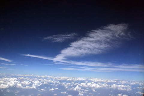 nor, cer, aripi, ceruri de nori, nor - cer, Cloudscape, albastru, natură, nici o persoana, culoare alba, lumina soarelui, zi, mediu inconjurator, vânt, pufos, în aer liber, atmosfera, scenice - natura, spațiu copie, frumusețe în natură, wispy, meteorologie, de mai sus, 5K, CC0, domeniu public, fără drepturi de autor