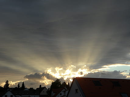 puesta de sol, rayos, brillante, iluminación, cielo, nube - cielo, estructura construida, arquitectura, exterior del edificio, edificio, casa, Distrito residencial, naturaleza, nadie, techo, belleza en la naturaleza, luz del sol, nublado, vista de ángulo bajo, al aire libre, cielo dramático, nube de tormenta, ominoso, poder en la naturaleza, 4K, CC0, dominio público, libre de derechos