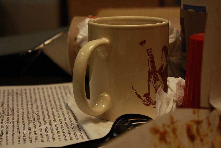 tassa, cafè, escriure, text, menjar, cullera, pebre, musa, beix, groc, subratllar, impressió, a l'interior, taula, tassa de cafè, beure, natura morta, primer pla, menjar i beguda, cafè - beguda, paper, publicació, llibre, refresc, cap gent, comunicació, interior de casa, beguda calenta, frescor, vaixella, tassa de te, 2K