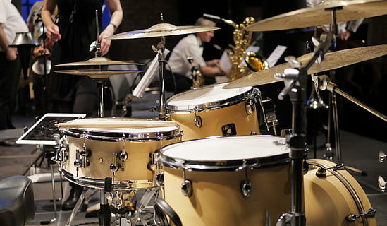 berwarna kuningan, putih, drum, kit foto close-up, kolam, snare drum, drum kecil, tongkat, pagelaran musik secara langsung, Band Jazz, band besar, tahap, saksofon, ipad, instrumen drum - perkusi, musik, budaya seni dan hiburan, peralatan musik, alat musik, instrumen perkusi, simbal, pemusik, tongkat pemukul genderang, drum kit, artis, drummer, kinerja, fokus pada latar depan, orang sungguhan, bermain, orang tak terduga, dalam ruangan, kenikmatan, musik rock, 5K, CC0, domain publik, bebas royalti