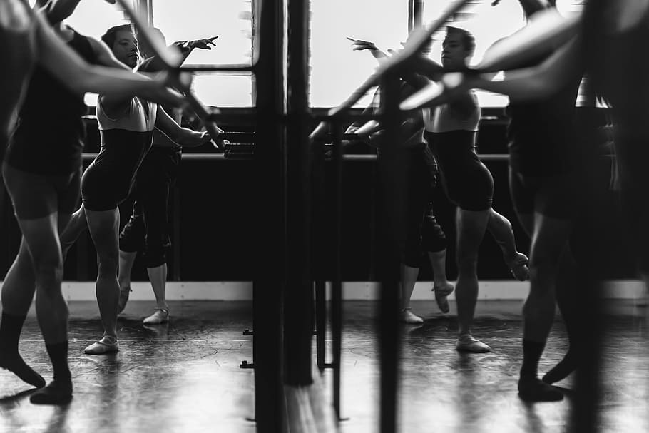 gråtonebillede, womens, udøver, foran, spejl, gruppe, kvinde danser ballet, danseskole, klasseværelse, koreografi, hvid, sort, ballet, portræt, gezxaviermasfield, danser, dans, gruppe af mennesker, rigtige mennesker, Kvinder, indendørs, livsstil, voksen, fritidsaktivitet, lavt afsnit, ydeevne, mennesker, herrer, medium gruppe af mennesker, stående, menneskemængde, menneskelig kropsdel, dag, gulve, menneskelig lem, 4K