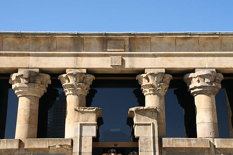 finestra, colonnare, architettura, Madrid, Spagna, casa, costruzione, facciata, stucco, ornamento, sole, umore, colonna architettonica, storia, posto famoso, antico, il passato, struttura costruita, cielo, Inquadratura dal basso, cielo sereno, destinazioni di viaggio, esterno dell'edificio, natura, viaggio, turismo, giorno, nessuno, vecchia rovina, antica civiltà, città, all'aperto, archeologia, colonnato, rovinato, 2K, CC0, dominio pubblico, privo di copyright
