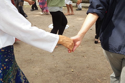 mans, confiança, seguretat, gent, adult, part del cos humà, secció baixa, dia, a l'aire lliure, persones reals, grup de persones, homes, dones, mà humana, persones incidentals, secció mitjana, mà, estils de vida, de la mà, de peu, carrer, unió, activitat d'oci, 4K, CC0, domini públic, lliure de regalies