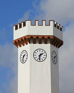 hodinky, čas věže, 1:31, bílý, nebe, věž, hodiny, čas, architektura, stavba, nikdo, mrak - nebe, den, Příroda, exteriér budovy, budova, nízký úhel pohledu, venku, nástěnný prvek, slunečního světla, modrý, vzor, hodinová věž, sdělení, minutová ručička, ciferník, 4K, CC0, veřejná doména, bez autorských práv