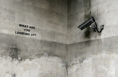 patrząc, w?, czarny, kamera monitorująca, graffiti, Ściana, beton, aparat fotograficzny, kamera bezpieczeństwa, cctv, funkcja budowy ścian, tekst, architektura, żadnych ludzi, porozumiewanie się, zbudowana struktura, pismo zachodnie, na zewnątrz budynku, dzień, niski kąt widzenia, na dworze, znak, tła, teksturowane, stary, wyblakły, dachówka, 2K, CC0, domena publiczna, darmowe zdjęcia