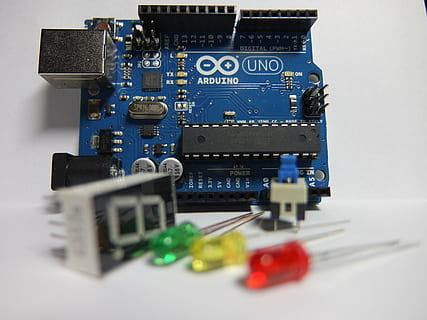bleu, noir, circuit imprimé, Arduino, électronique, planche, ordinateur, Matériel, numérique, dispositif, contrôleurs, microcontrôleur, ouvrir, les pièces, pcb, la programmation, micro, carte mère, bras, LED, l'informatique, robot, chipset, La technologie, puce informatique, Industrie électronique, prise de vue en studio, à l'intérieur, complexité, lien, équipement, équipement informatique, fermer, industrie, partie informatique, personne, nature morte, fond blanc, mise au point sélective, la communication, équipement électrique, composant électrique, 4K, CC0, domaine public, libre de droits