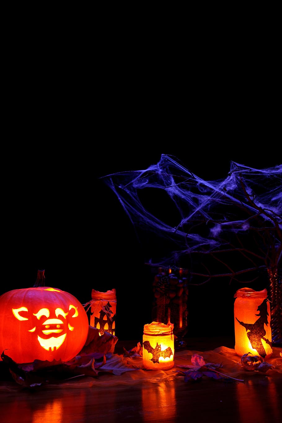 fosc, decoració, caure, brillar, brillant, Halloween, il·luminat, llanterna, fulles, llums, taronja, carbassa, por, temporada, fantasmal, truc, nit, cap gent, carbassa de Halloween, a l'interior, celebració, equips d’il·luminació, còpia espai, menjar i beguda, menjar, taula, flama, foc, cremant, art i artesania, tir de l'estudi, fons negre, 4K