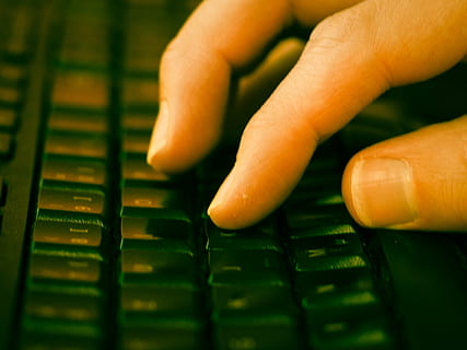 toetsenbord, tik, computer, sleutels, invoerapparaat, invoer, brieven, het verlof, macro, typen, technologie, computer sleutel, internet, menselijke hand, bedrijf, menselijke vinger, detailopname, laptop, communicatie, pc, menselijk lichaamsdeel, hand-, vinger, lichaamsdeel, een persoon, verbinding, Draadloze technologie, computerapparatuur, computer gebruiken, binnenshuis, selectieve aandacht, menselijke ledemaat, 4K, CC0, publiek domein, royaltyvrij