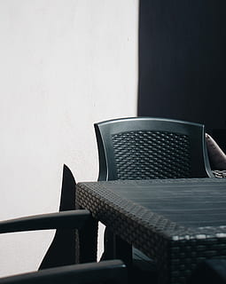 schwarz, hölzern, Essen, einstellen, Terrassentisch Ecke, Tabelle, Stuhl, Schatten, Sonnenlicht, draußen, Esstisch, abstrakt, sitzen, Sitz, Wand, Porträt, einfach, Weiß, Kontrast, minimal, keine Leute, drinnen, Wandbau - Funktion, Abwesenheit, Stillleben, die Architektur, gebaute Struktur, Technologie, Natur, Nahansicht, Musik-, leeren, Tag, Möbel, 4K, CC0, gemeinfrei, lizenzfrei