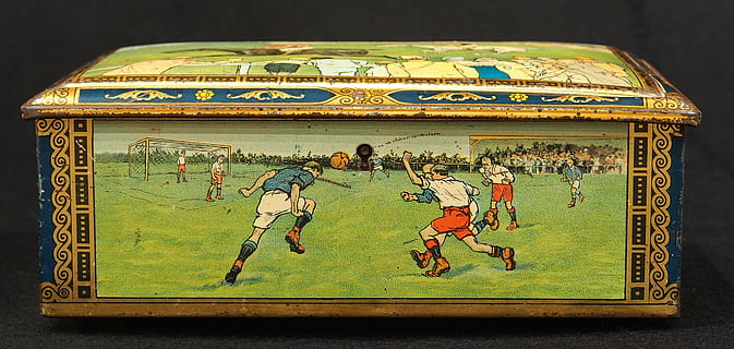 kiks, boks, tin, pakke, gammel, retro, historisk, beholder, metal, arkitektur, voksen, mennesker, gruppe af mennesker, indendørs, historie, Kvinder, fuld længde, repræsentation, herrer, fortiden, bygget struktur, kunstkultur og underholdning, bagfra, Kunst og håndværk, plante, græs, natur, menneskelig repræsentation, sort baggrund, 4K, CC0, offentligt domæne, royaltyfrie