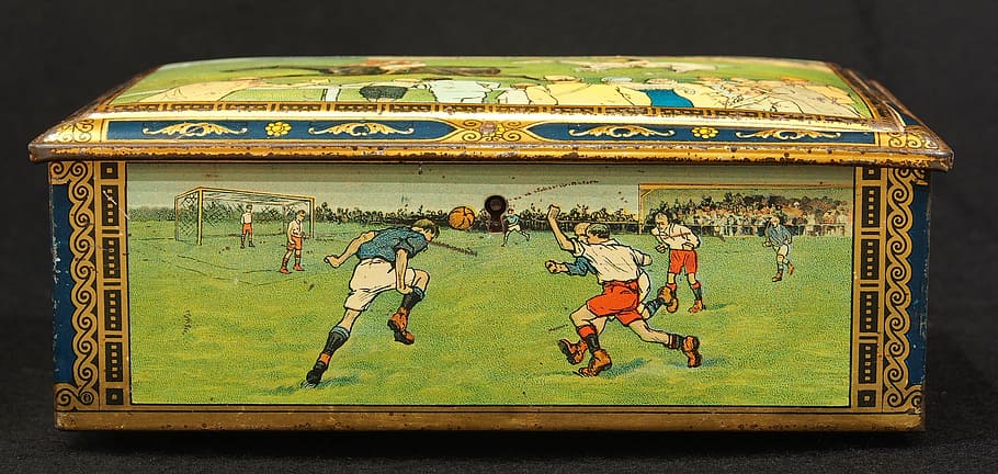 kiks, boks, tin, pakke, gammel, retro, historisk, beholder, metal, arkitektur, voksen, mennesker, gruppe af mennesker, indendørs, historie, Kvinder, fuld længde, repræsentation, herrer, fortiden, bygget struktur, kunstkultur og underholdning, bagfra, Kunst og håndværk, plante, græs, natur, menneskelig repræsentation, sort baggrund, 4K