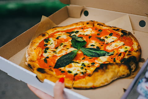 gebackene Pizza, gebacken, Pizza, Box, Lebensmittel, Käse, Abendessen, Mozzarella, Tomate, Mahlzeit, Gourmet, Teig, Gemüse, Mittagessen, Essen und Trinken, Restaurant, Scheibe, italienisches Essen, Pizzakarton, ungesunde Ernährung, fertig für den Verzehr, menschliche Hand, Frische, High Angle View, Fast Food, Papier-, menschliches Körperteil, Hand, Kasten - Behälter, drinnen, Nahansicht, Container, Stillleben, Kraut, Essen herausnehmen, Snack, 5K, CC0, gemeinfrei, lizenzfrei