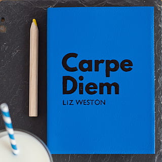 carpe, diem, caso de liz weston, junto a, bolígrafo, todavía, artículos, cosas, libro, cuaderno, diario, extracto, citar, diciendo, Carpe Diem, batido, vaso, texto, azul, escritura occidental, comunicación, nadie, de cerca, adentro, mesa, naturaleza muerta, educación, letra mayúscula, publicación, papel, lápiz, aprendizaje, directamente arriba, copia espacio, firmar, mensaje, 4K, CC0, dominio público, libre de derechos