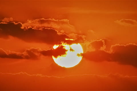 posta de sol, sol, núvols, tarda, llum solar, mística, naturalesa, núvol - cel, fons, cel, resum, vermell, escenics - natura, bellesa a la natura, color taronja, atmosfera, cel dramàtic, cap gent, medi ambient, a l'aire lliure, cercle, forma geomètrica, tranquil·litat, forma, idíl·lic, vent, 4K, CC0, domini públic, lliure de regalies
