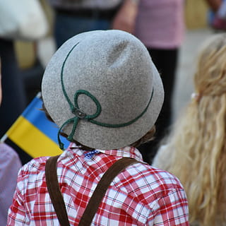 enfant, garçon, Humain, petit, chapeau, costume, la bavière, tradition, fixé, photo du visage, Vrais gens, vue arrière, personnes accessoires, Hommes, personnes, portrait, se concentrer sur le premier plan, journée, motif vérifié, Vêtements décontractés, adulte, modes de vie, permanent, Vêtements, ville, groupe de personnes, Activité de loisir, rue, visage obscurci, coiffure, 1080P, CC0, domaine public, libre de droits