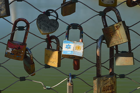 bloqueig, tancaments, pont, cadenat, amor, enamorat, munt, relació, obligació, cor, el cor de, seguretat, metall, penjant, protecció, bloqueig d’amor, tanca, centrar-se en primer pla, barrera, límit, primer pla, esperança - concepte, sort, esperança, barana, cap gent, emoció positiva, a l'aire lliure, segur, 5K, CC0, domini públic, lliure de regalies