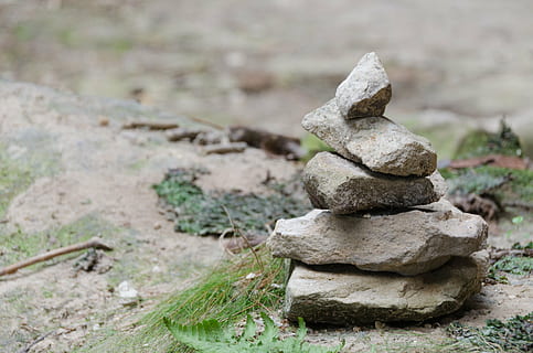 Stein, Stapel, Hintergrundbild, Tapete, Steinturm, Steine ​​stapeln, Balance, solide, Rock, Natur, Stein - Objekt, keine Leute, Rock - Objekt, Land, Fokus auf den Vordergrund, Tag, Zen-like, draußen, Feld, Nahansicht, Pflanze, Gras, Ruhe, Geologie, Kieselstein, 4K, CC0, gemeinfrei, lizenzfrei