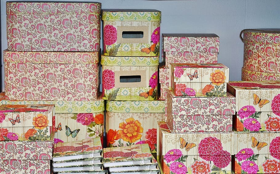 caixes, llibres, motiu floral, disseny, patró, cap gent, variació, multicolor, elecció, a l'interior, en fila, gran grup d'objectes, marc complet, habitació domèstica, mobles, contenidor, abundància, arranjament, pila, decoració, ordre, fons, 4K
