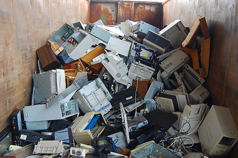 Įvairūs, laidus, elektroniniu būdu, įrenginio partija, kompiuteris, laužas, technologijos, šiukšlių, e atliekos, senas, naudojamas, neveikia, defektas, perdirbimas, purvinas, nėra žmonių, nepatogus, industrija, gamykla, patalpose, didelė objektų grupė, aukšto kampo vaizdas, tiesiogiai virš, gausa, lentelė, dieną, natiurmortas, kompiuterinė įranga, kamino, mediena - medžiaga, Kompiuterio monitorius, perteklius, krūva, elektros įranga, chaosas, 2K