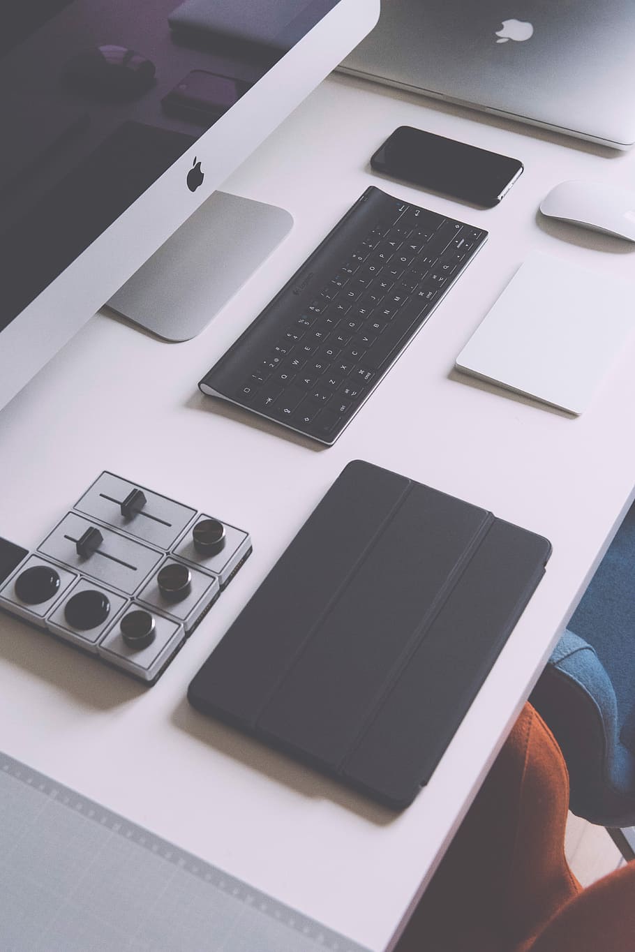 plata imac, sense fils, teclat, coixinet de tracció, MacBook de plata, caixa de tauleta, blanc, taula, poma, teclat sense fil, tracció, coixinet, plata, MacBook, ordinador, tecnologia, escriptori, negocis, teclat d’ordinador, monitor d’ordinador, oficina, equipament, PC, tecnologia sense fils, portàtil, connexió, comunicació, dispositiu d’informació portàtil, vista d’angle alt, equips informàtics, a l'interior, telèfon intel·ligent, telèfon mòbil, natura morta, persones reals, portabilitat, gent, 5K