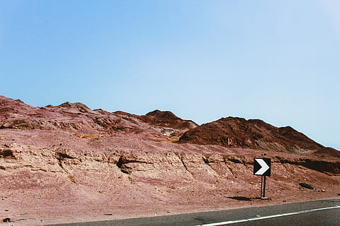 sort, hvid, trafikskiltning, bjerge, ret, tur, skiltning, udover, vej, himmel, skyfri himmel, scenics - natur, bjerg, natur, landskab, solid, klippe, jord, miljø, ikke-urbane scene, skilt, ørken, ingen mennesker, kopiere plads, rock-objekt, tørt klima, klima, ro, udendørs, eroderet, 5K, CC0, offentligt domæne, royaltyfrie