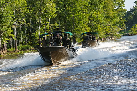 Boote, Zusammenspiel, Training, Übung, Ausbildung, Übung, Militär-, Ausdauer, Fitness, zusammen, Einheit, Arbeit, Mission, Fluss, schnell, Wasserfahrzeug, Transport, draußen, Meer, Wasser, Bewegung, Baum, Pflanze, Tag, Natur, Transportmittel, Ufergegend, Schönheit in der Natur, Wald, Wachstum, grüne Farbe, fließendes Wasser, Land, fließend, Kraft in der Natur, 2K, CC0, gemeinfrei, lizenzfrei