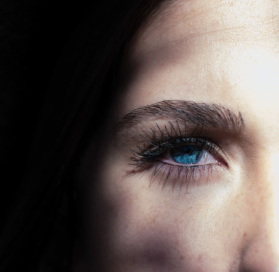 kvinna, blå, öga, makrofotografering, person, ansikte, porträtt, mänskligt öga, mänsklig kroppsdel, kroppsdel, mänskligt ansikte, syn, en person, närbild, sensorisk perception, ögonhår, ögonbryn, vuxen, kvinnor, ung vuxen, hud, inomhus, mänsklig hud, eyeball, vacker kvinna, iris - öga, begrundande, depression - sorg, 2K