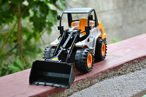legetøj, plast, dozer, rendegraver, tæt på, hjul, konstruktion, gul, sri lanka, Ceylon, Mawanella, maskineri, udstyr, arbejder, transportmidler, teknologi, transportform, land køretøj, dag, ingen mennesker, fokus på forgrunden, udendørs, motor køretøj, bil, dæk, sort farve, vej, natur, forbindelse, stationær, byggemateriale, 2K, CC0, offentligt domæne, royaltyfrie