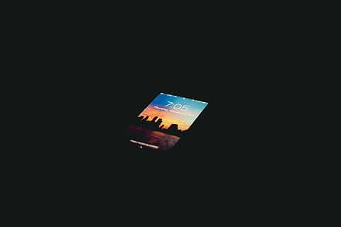tændt smartphone, åbnet, sort, candybar telefon, telefon, iphone, skærm, tid, ur, numre, Foto, skyline, silhuet, solnedgang, bybilledet, mørk, låse skærm, by, sort baggrund, kopiere plads, studio skud, indendørs, ingen mennesker, finansiere, forretning, rigdom, tæt på, enkelt objekt, høj vinkel visning, belyst, natur, skåret ud, sort farve, forbindelse, stilleben, økonomi, 5K, CC0, offentligt domæne, royaltyfrie