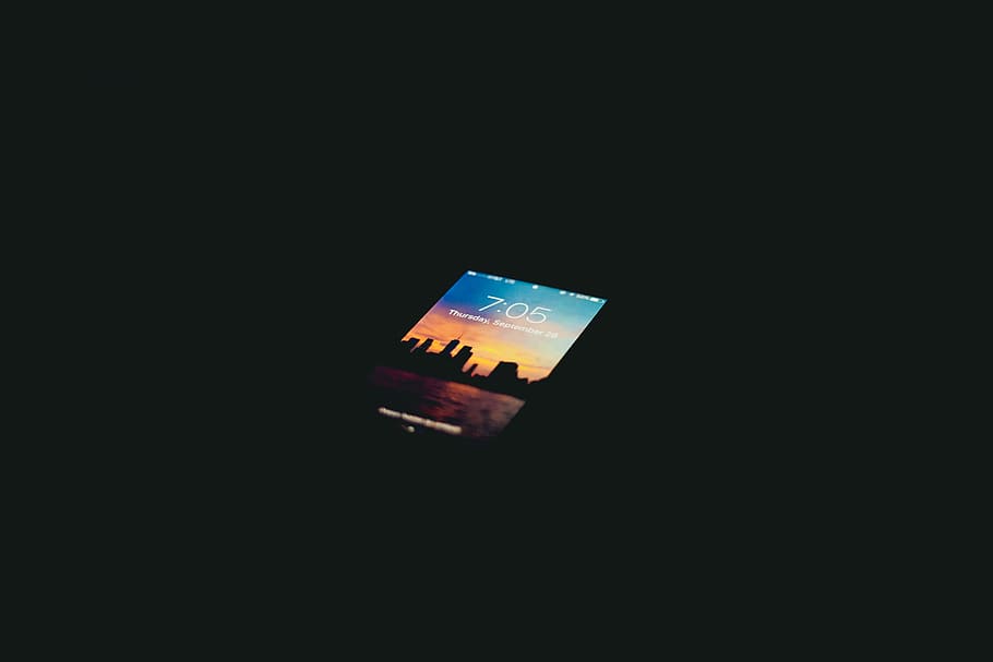 activat el telèfon intel·ligent, obert, negre, telèfon candybar, telèfon, iphone, pantalla, temps, rellotge, números, foto, horitzó, silueta, posta de sol, paisatge urbà, fosc, pantalla de bloqueig, ciutat, fons negre, còpia espai, tir de l'estudi, a l'interior, cap gent, Finances, negocis, riquesa, primer pla, sol objecte, vista d’angle alt, il·luminat, naturalesa, tallar, color negre, connexió, natura morta, economia, 5K