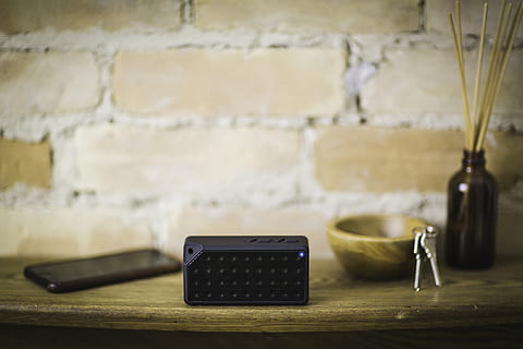 selectiu, focalitzar la fotografia, negre, sense fils, electrònica, dispositiu, smartphone, taula, bluetooth, altaveu, tecnologia, música, so, clau, mòbil, telèfon, gadget, casa, a l'interior, cap gent, funció de construcció de parets, natura morta, connexió, centrar-se en primer pla, contenidor, primer pla, tecnologia sense fils, paret, interior de casa, vell, material de fusta, comunicació, dia, dispositiu d’informació portàtil, absència, 4K, CC0, domini públic, lliure de regalies