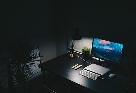 gedreht, Computer, Monitor, Tabelle, Büro, Laptop, Bildschirm, Apfel, Technologie, drinnen, dunkel, Schreibtisch, Möbel, keine Leute, Kommunikation, kabellose Technologie, Nacht-, Computerausrüstung, Computerbildschirm, beleuchtet, Geschäft, Lichtanlage, Verbindung, Fenster, elektrische Lampe, Tastatur, Innenministerium, 5K, CC0, gemeinfrei, lizenzfrei
