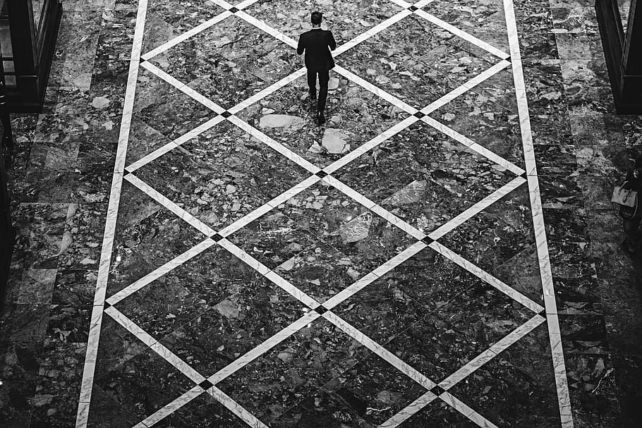 masculí, caminar, carrer de diamants, carrer., fotografia en escala de grisos, persona, sòl, fons negre, ombra, carretera, una persona, persones reals, dia, patró, vista d’angle alt, de peu, estils de vida, activitat d'oci, homes, arquitectura, longitud completa, a l'aire lliure, sendera, forma, vista del darrere, metall, adult, estructura construïda, 5K