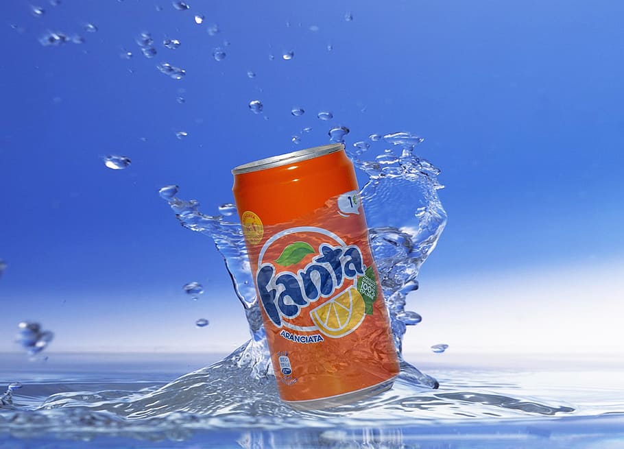 fanta, aigua, llaunes, begudes, suc de taronja, splash, publicitat, blau, esquitxades, refresc, beure, moviment, menjar i beguda, copa, alcohol, naturalesa, equipament per a la llar, tir de l'estudi, vidre, cap gent, transparent, primer pla, fons de colors, mar, cervesa, begudes sense alcohol, fons blau, 2K