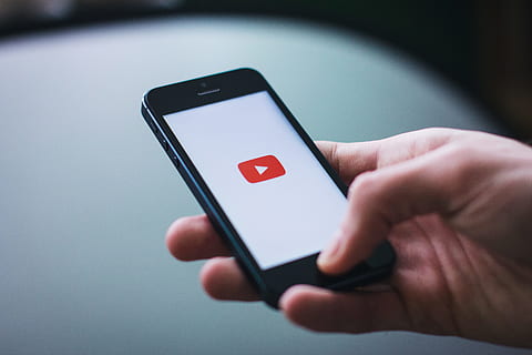 käsi, omena, iphone, älypuhelin, sovellus, tiedotusvälineet, kännykkä, mockup, puhelin, tekniikka, kosketusnäyttö, Videot, youtube, langaton tekniikka, ihmisen käsi, kannettava tietoväline, viestintä, ihmiskehon osa, yhteys, yksi henkilö, tekstiviestittely, lähikuva, tilalla, aikuinen, puhelimella, sisällä, maailmanlaajuinen viestintä, sormi, 5K