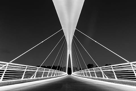 în tonuri de gri, pod, arhitectură, perspectivă, pod - om construit, transport, Inginerie, conexiune, construită, pod suspendat, calea de urmat, direcţie, cer, diminuarea perspectivei, pod suspendat prin cablu, balustradă, natură, drum, punct de disparitie, destinații de călătorie, cablu de oțel, în aer liber, aliaj, lung, 1080P, CC0, domeniu public, fără drepturi de autor