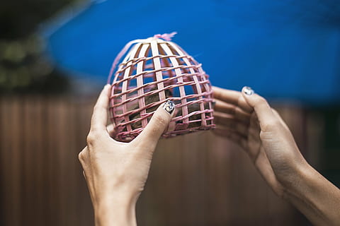 persona, participación, rosado, jaula, cesta, manos, muñeca, uña, Art º, palma, pájaro, minúsculo, marrón, azul, difuminar, parte del cuerpo humano, mano humana, Sólo para adultos, adulto, solo una mujer, Solo mujeres, gente, una persona, al aire libre, día, mano, parte del cuerpo, de cerca, centrarse en primer plano, extremidad humana, miembro, arquitectura, solo objeto, dedo, naturaleza, dedo humano, metal, brazo humano, color plateado, 4K, CC0, dominio público, libre de derechos