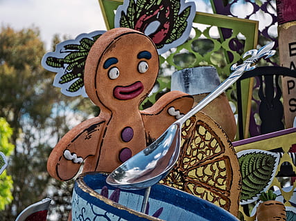 ginger, bread, man, life, size, face, giant, spoon, decoration, food, homemade, creative, float, celebration, festival, art and craft, creativity, representation, focus on foreground, no people, craft, day, close-up, human representation, sculpture, outdoors, nature, for sale, statue, disguise, design, male likeness, 4K, CC0, public domain, royalty free