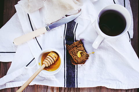 pão, faca, chá, copo, mesa, guardanapo, pano, xarope, manteiga, querida, Comida, Doces, lanche, comida e bebida, bebida, frescura, visão de alto ângulo, caneca, comer utensílio, café - bebida, café, refresco, diretamente acima, xícara de café, utensílio de cozinha, madeira - material, colher, dentro de casa, ninguém, comida doce, café da manhã, 1080P, CC0, domínio público, royalty free