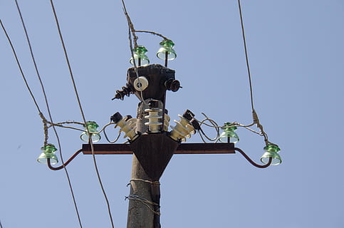 słupek, drut, izolatory, Elektryczność, kabel, linia napięcia, sprzęt, Polak, technologia, niebieski, niski kąt widzenia, niebo, czyste Niebo, dzień, Natura, połączenie, wytwarzanie paliwa i energii, światła, sprzęt oświetleniowy, ulica, zasilacz, na dworze, pylon energii elektrycznej, żadnych ludzi, linia telefoniczna, 4K, CC0, domena publiczna, darmowe zdjęcia