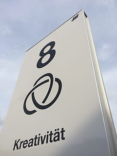 herrmü, creatività, giusto, sistema di controllo, comunicazione, testo, Inquadratura dal basso, cartello, cielo, nessuno, sceneggiatura occidentale, giorno, informazione, numero, nuvola - cielo, all'aperto, avvicinamento, guida, segno di informazione, simbolo, natura, Colore bianco, segnale stradale, strada, Messaggio, 2K, CC0, dominio pubblico, privo di copyright