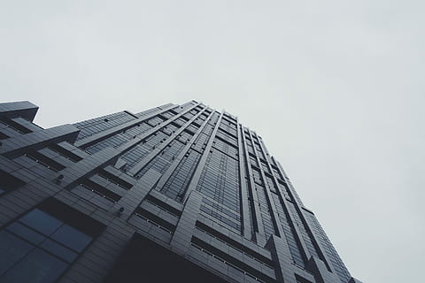 edifici de formigó negre, negre, concret, edifici, gratacels, arquitectura, negocis, estructura construïda, edifici d'oficines, exterior de l'edifici, escena urbana, Finances, ciutat, arquitectura i edificis, torre, districte del centre de la ciutat, cel, futurista, vidre - material, finestra, vista d’angle baix, exterior d’edifici d’oficines, modern, oficina, alta - alta, cap gent, naturalesa, dia, còpia espai, a l'aire lliure, cel clar, directament a sota, 5K, CC0, domini públic, lliure de regalies