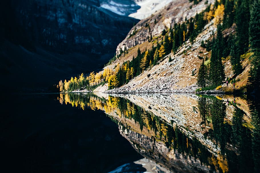 corpo, acqua, accanto, montagna, fotografia speculare, foresta, riflessione, lago, ancora, scenics - natura, bellezza nella natura, natura, scena tranquilla, la tranquillità, nessuno, destinazioni di viaggio, giorno, scena non urbana, lungomare, all'aperto, cielo, idilliaco, simmetria, architettura, lago di riflessione, 4K