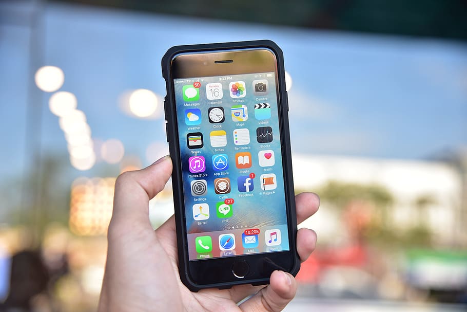 selectiu, focalitzar la fotografia, persona, celebració, iPhone activat, iphone 6, cas, accessori, mantingui, mà, menú, pantalla, tecnologia, mà humana, tecnologia sense fils, dispositiu d’informació portàtil, centrar-se en primer pla, comunicació, part del cos humà, telèfon intel·ligent, telèfon mòbil, primer pla, connexió, aplicació per a mòbils, una persona, telèfon, utilitzant el telèfon, pantalla tàctil, a l'aire lliure, 5K