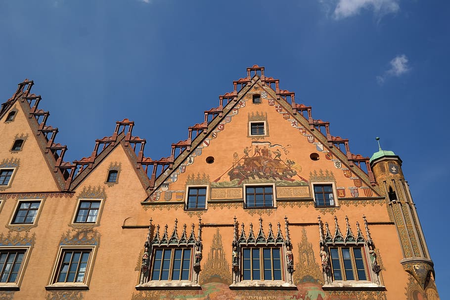 radnice, ulm, okno, fasáda, malování, ulilní hala, fresky, nástěnná malba, žlutá, památník, raná renesance, secco malba, erb, štít, architektura, stavba, exteriér budovy, budova, nebe, modrý, město, Příroda, nikdo, mrak - nebe, nízký úhel pohledu, rezidenční čtvrti, den, Dějiny, destinace, venku, minulost, Dům, věž, hodiny, řadový dům, 5K