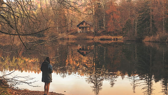 dona, de peu, estany, naturalesa, llac, a l'aire lliure, arbre, tardor, aigua, reflexió, una persona, dones, gent, hivern, escena tranquil·la, riu, bosc, paisatge, bellesa a la natura, vista del darrere, arbre nu, persones reals, planta, estils de vida, activitat d'oci, longitud completa, tranquil·litat, escenics - natura, escena no urbana, canvi, roba calenta, 4K, CC0, domini públic, lliure de regalies