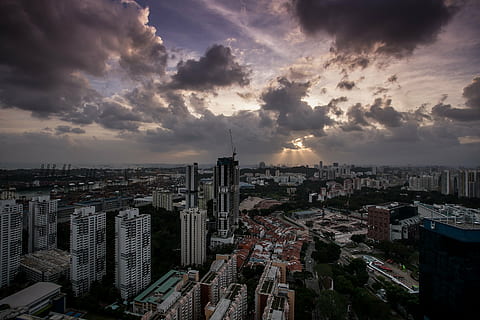 aèria, vista, de gran alçada, lot d’edificis, raig, núvol, posta de sol, cel, llum, sol, naturalesa, brillant, llum solar, estiu, temps, color, assolellat, dia, paisatge, espai, temporada, alt, a l'aire lliure, escènic, medi ambient, patró, clar, esponjós, escena, primavera, residència, pisos, casa, país, verd, arquitectura, camp, residencial, edifici, viatjar, sostre, ciutat, arbre, parc, terra, porpra, blanc, urbà, blau, núvol - cel, paisatge urbà, exterior de l'edifici, estructura construïda, vida de ciutat, cel dramàtic, ple de gent, multitud, exterior d’edifici d’oficines, gratacels, vista d’angle alt, barri residencial, alta - alta, torre, modern, fletxa, districte financer, 2K, CC0, domini públic, lliure de regalies